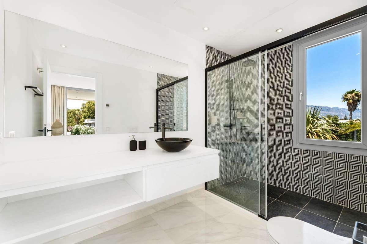 5 bedroom Villa for sale in San Pedro de Alcantara - € 2,950,000 (Ref: 9081098)