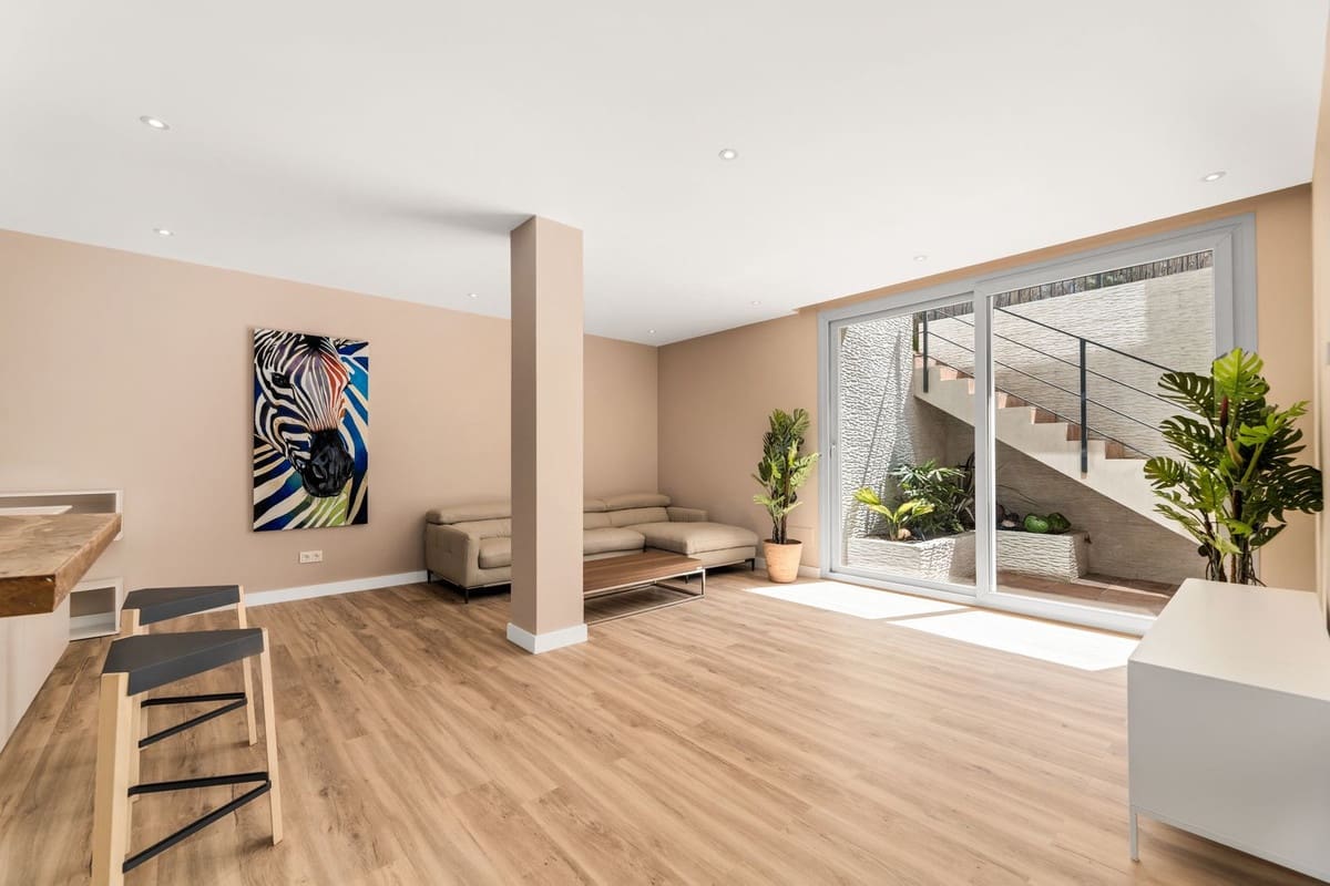 5 bedroom Villa for sale in San Pedro de Alcantara - € 2,950,000 (Ref: 9081098)