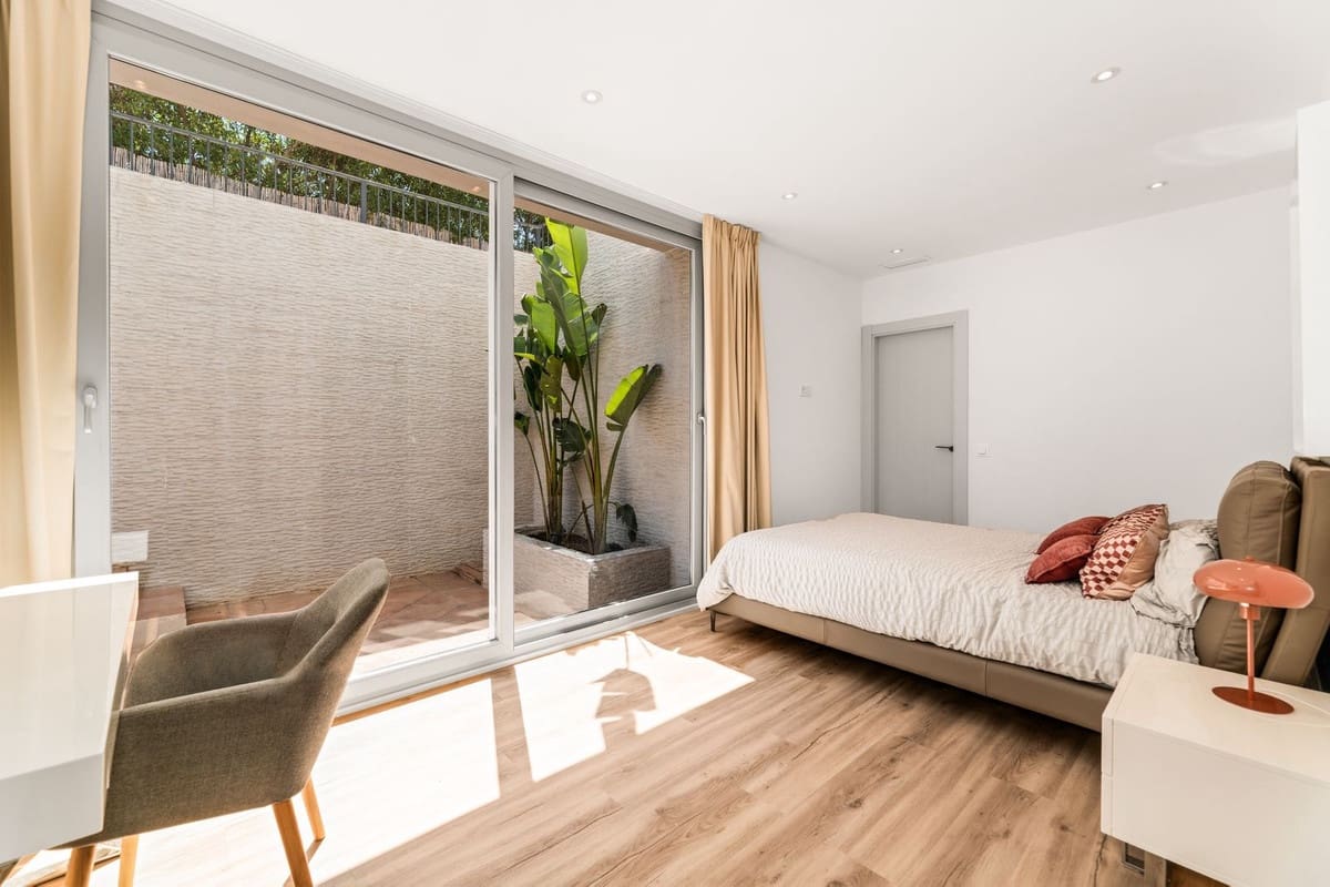 5 bedroom Villa for sale in San Pedro de Alcantara - € 2,950,000 (Ref: 9081098)