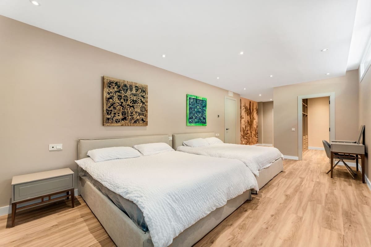 5 bedroom Villa for sale in San Pedro de Alcantara - € 2,950,000 (Ref: 9081098)