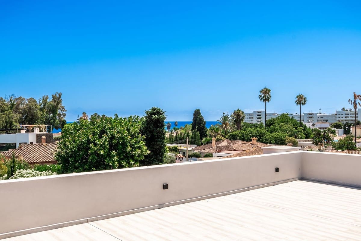 5 bedroom Villa for sale in San Pedro de Alcantara - € 2,950,000 (Ref: 9081098)