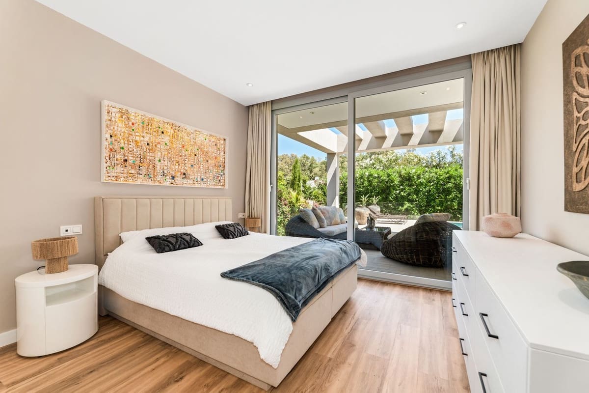 5 bedroom Villa for sale in San Pedro de Alcantara - € 2,950,000 (Ref: 9081098)