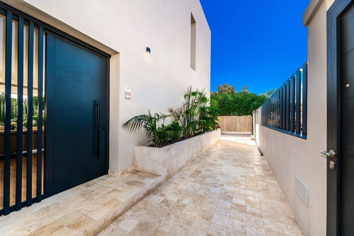 5 bedroom Villa for sale in San Pedro de Alcantara - € 2,950,000 (Ref: 9081098)