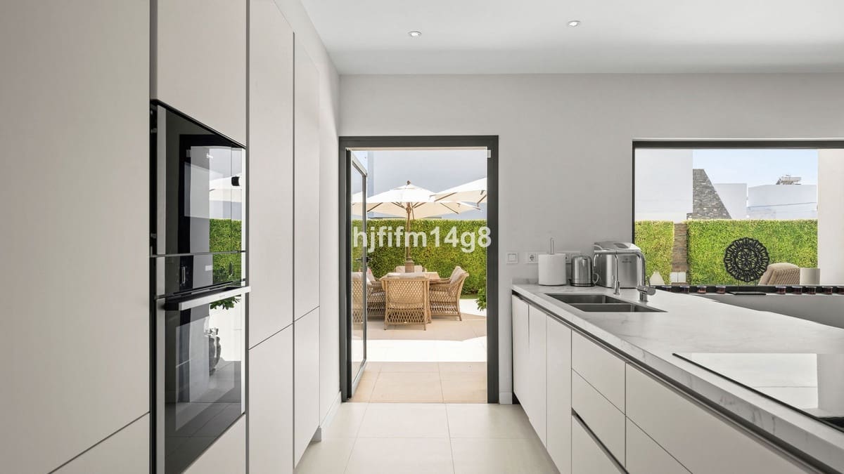 5 bedroom Villa for sale in San Pedro de Alcantara - € 2,590,000 (Ref: 9081101)