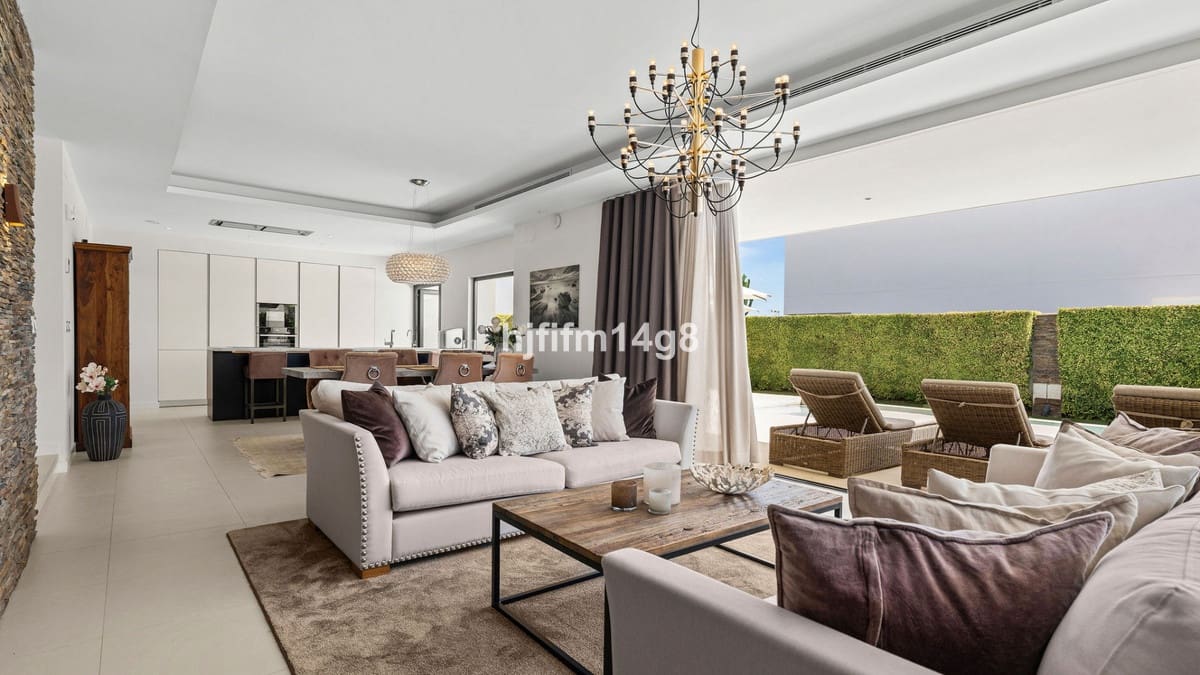 5 bedroom Villa for sale in San Pedro de Alcantara - € 2,590,000 (Ref: 9081101)