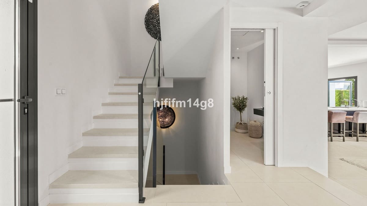 5 bedroom Villa for sale in San Pedro de Alcantara - € 2,590,000 (Ref: 9081101)