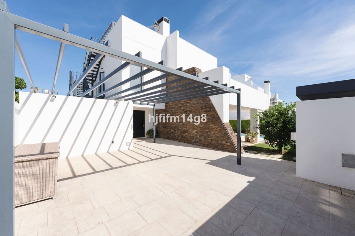 5 bedroom Villa for sale in San Pedro de Alcantara - € 2,590,000 (Ref: 9081101)