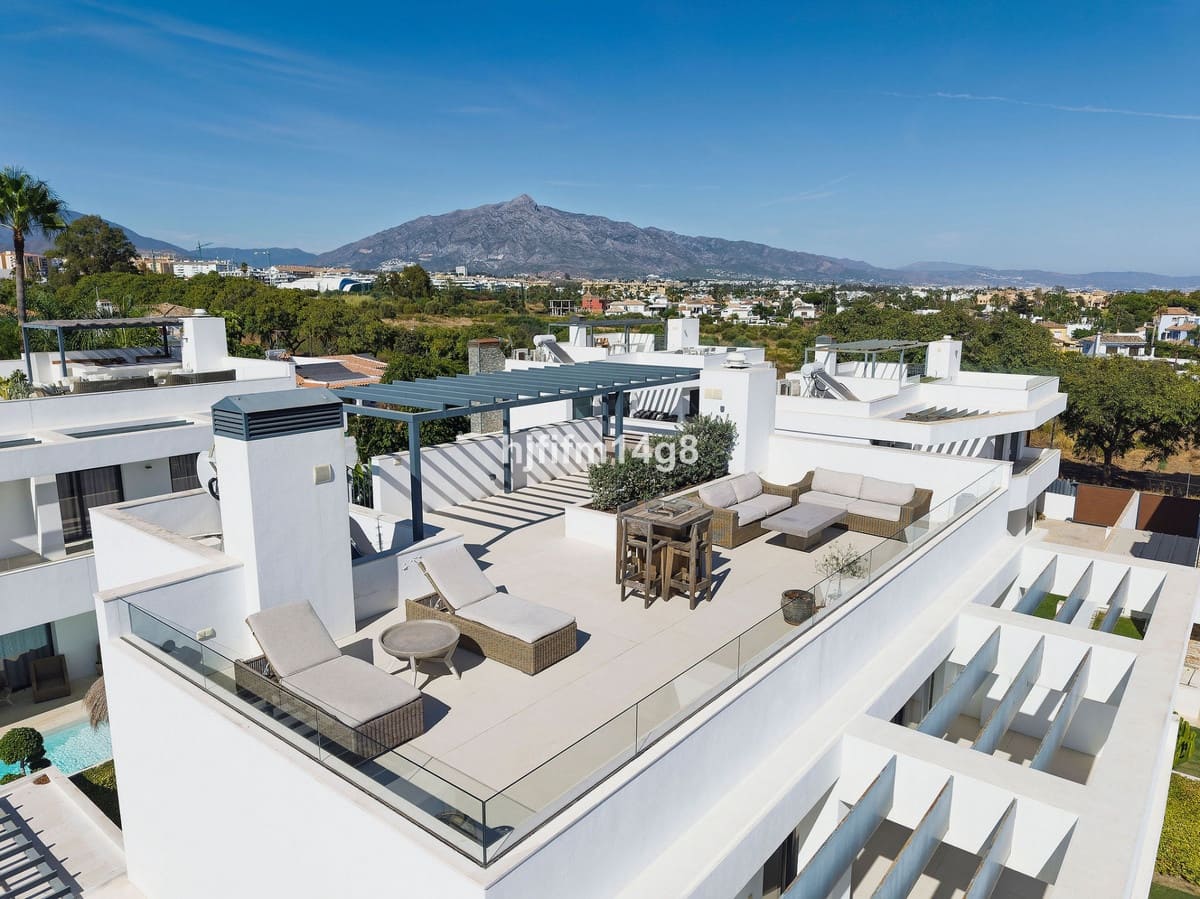 5 bedroom Villa for sale in San Pedro de Alcantara - € 2,590,000 (Ref: 9081101)