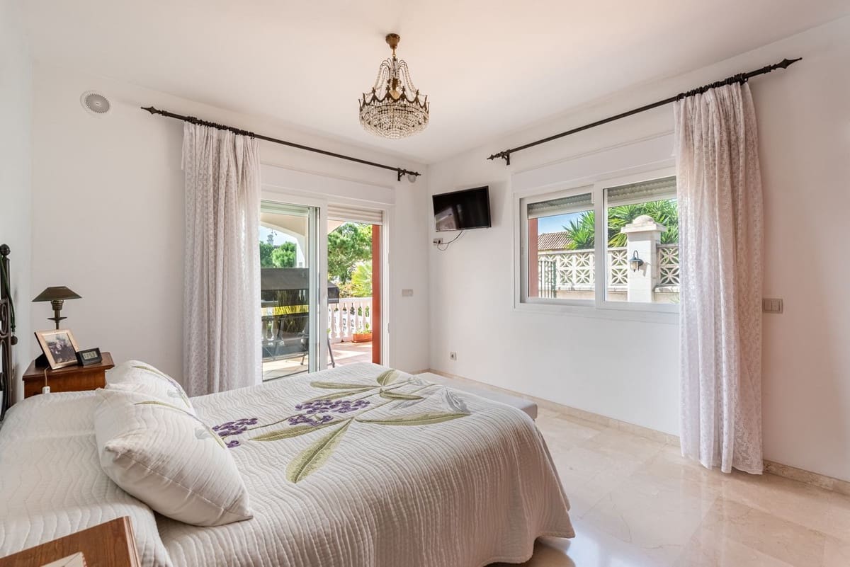 6 Zimmer Villa zu verkaufen in San Pedro de Alcantara mit Garage - 2.750.000 € (Ref: 9081102)