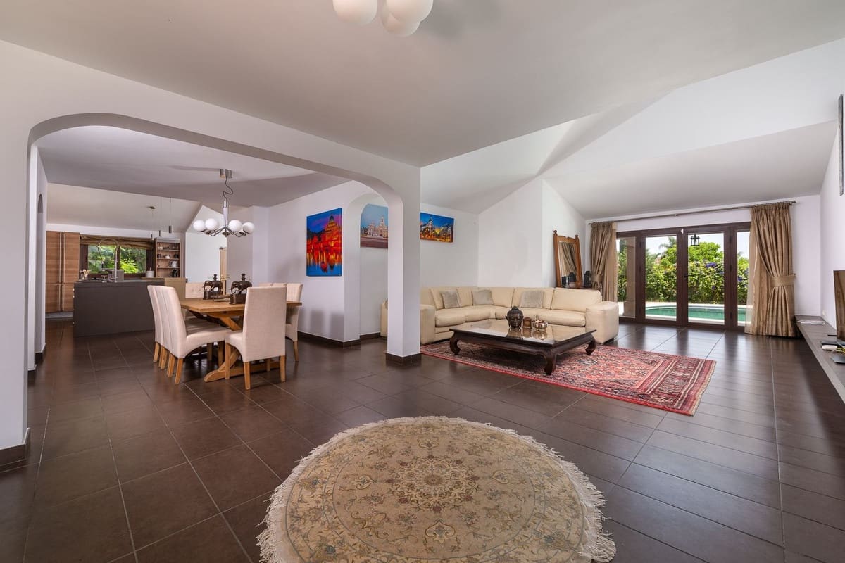 4 bedroom Villa for sale in Golden Mile with garage - € 2,875,000 (Ref: 9081105)