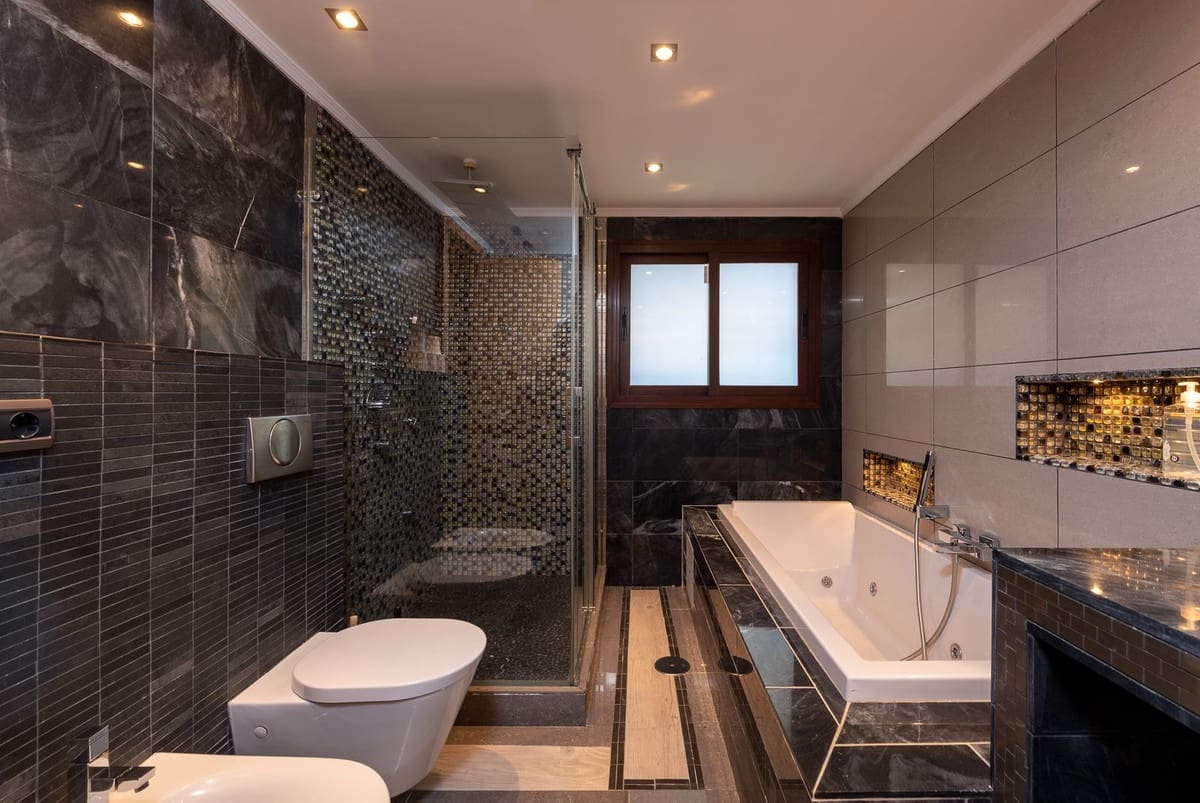 4 bedroom Villa for sale in Golden Mile with garage - € 2,875,000 (Ref: 9081105)