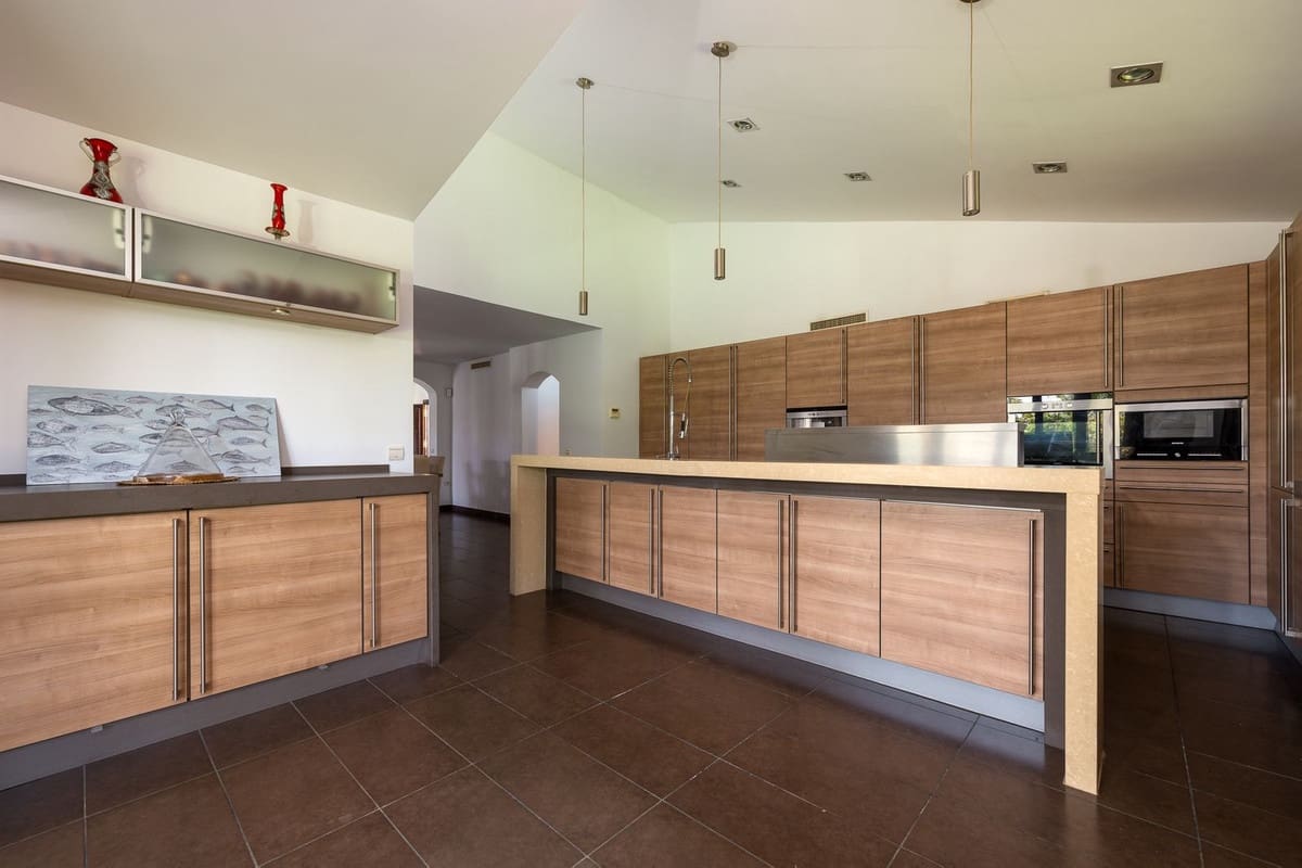 4 bedroom Villa for sale in Golden Mile with garage - € 2,875,000 (Ref: 9081105)