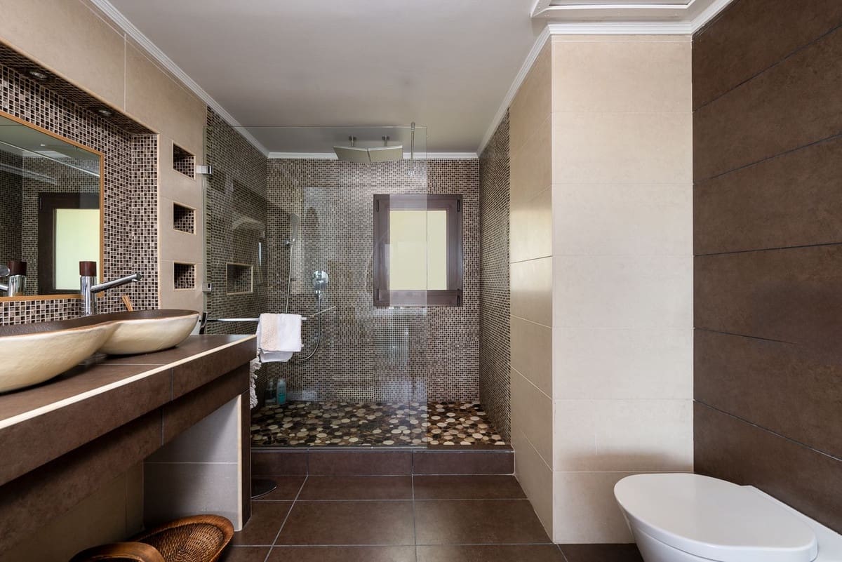 4 bedroom Villa for sale in Golden Mile with garage - € 2,875,000 (Ref: 9081105)