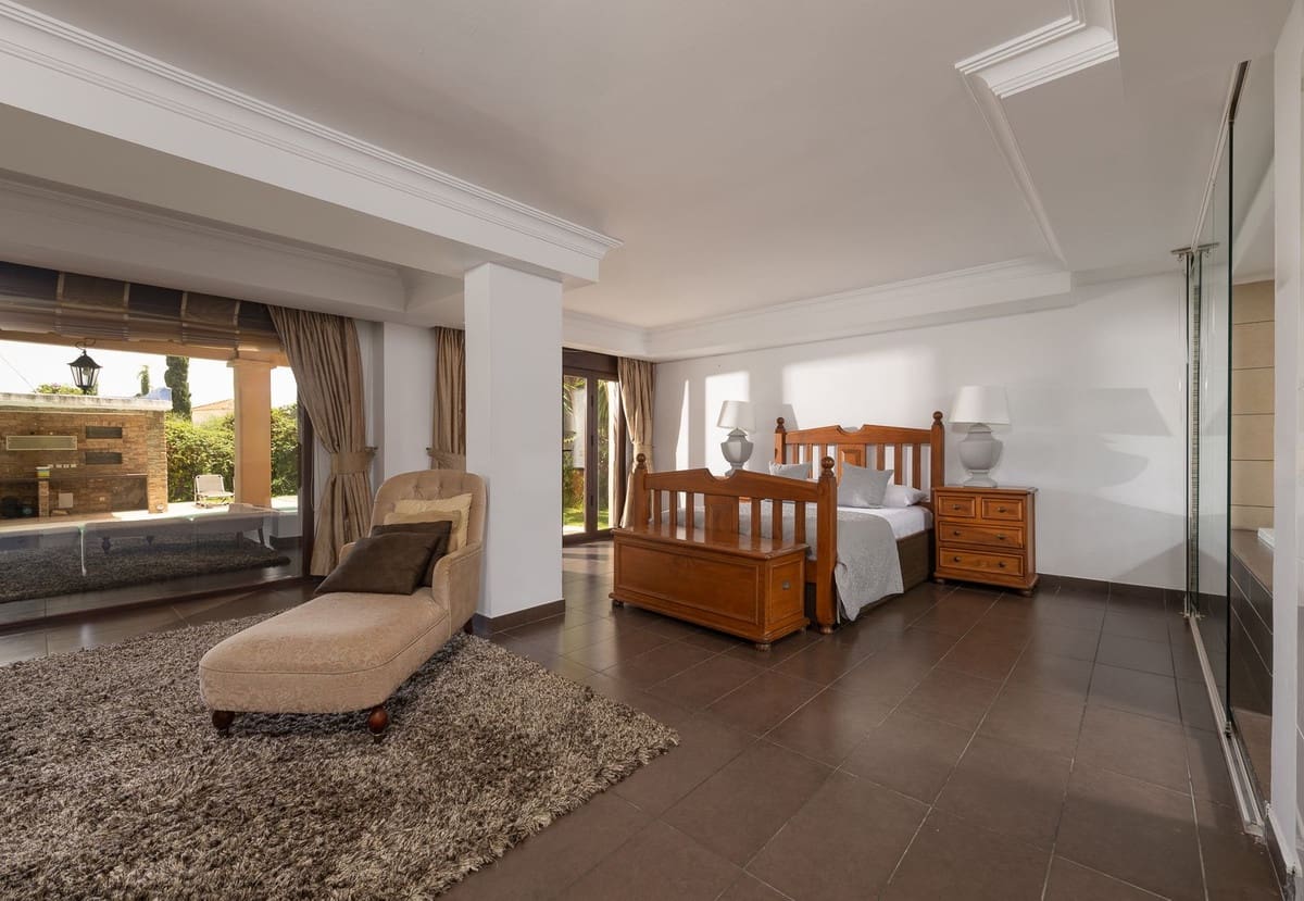 4 bedroom Villa for sale in Golden Mile with garage - € 2,875,000 (Ref: 9081105)