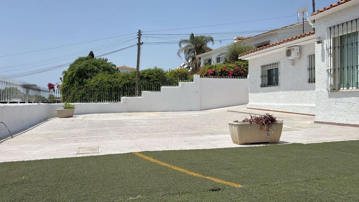 3 bedroom Villa for sale in Estepona - € 789,000 (Ref: 9082791)