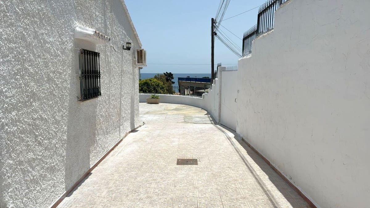 3 bedroom Villa for sale in Estepona - € 789,000 (Ref: 9082791)