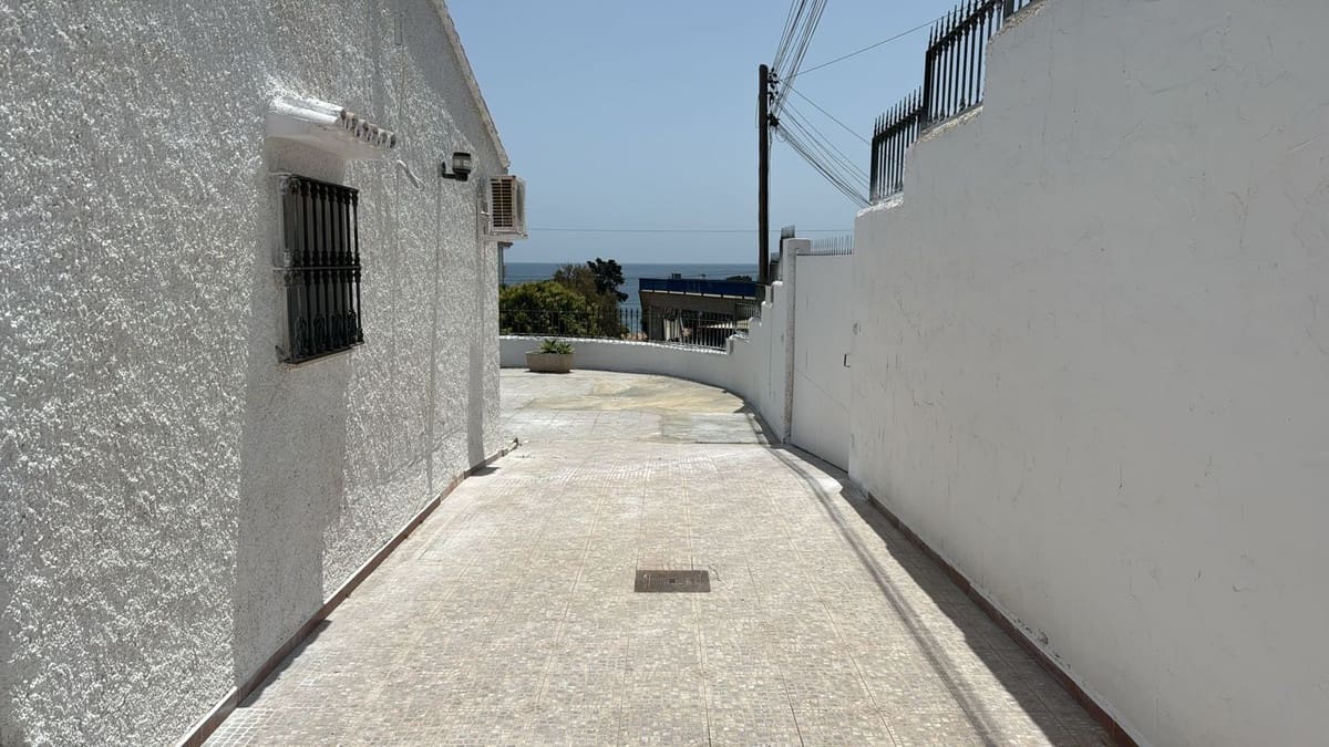 3 bedroom Villa for sale in Estepona - € 789,000 (Ref: 9082791)