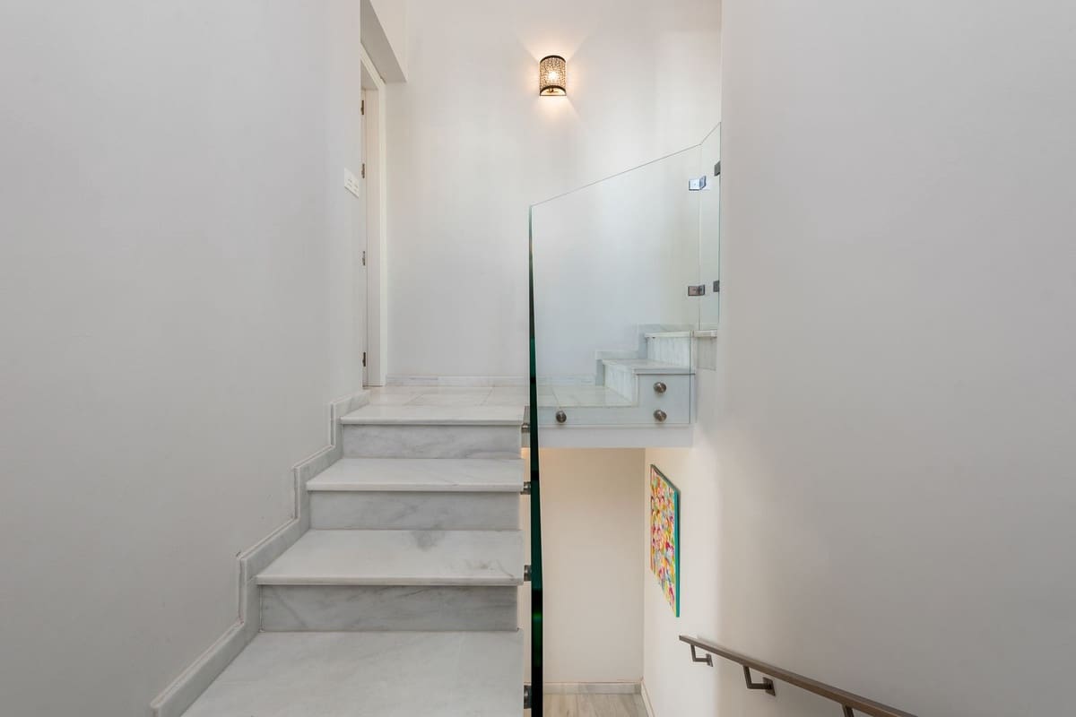 Casa de 4 habitaciones en Estepona en venta - 1.499.000 € (Ref: 9082792)