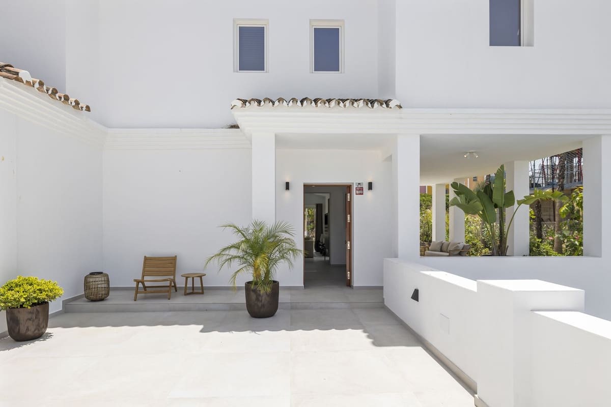 4 bedroom Villa for sale in Bahia de Casares with garage - € 1,750,000 (Ref: 9088241)