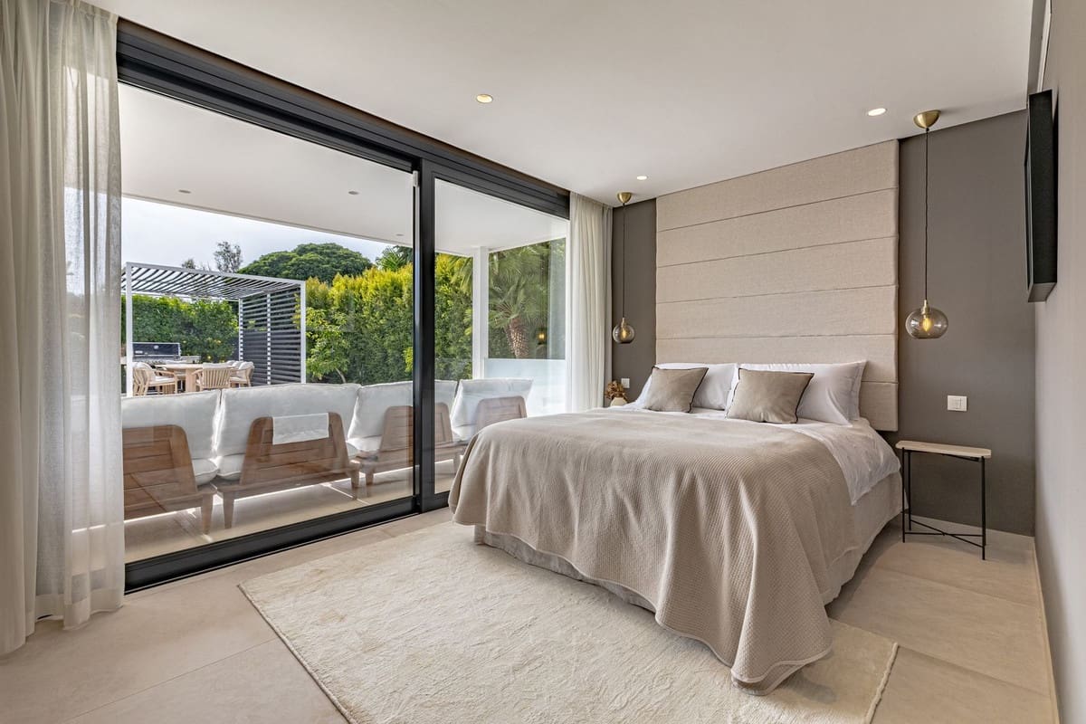 6 bedroom Villa for sale in Nueva Andalucia with garage - € 3,995,000 (Ref: 9099450)