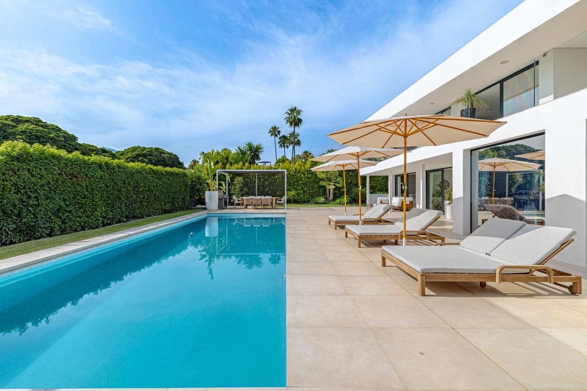 6 bedroom Villa for sale in Nueva Andalucia with garage - € 3,995,000 (Ref: 9099450)