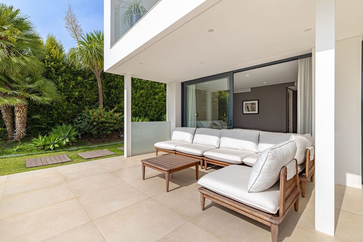 6 bedroom Villa for sale in Nueva Andalucia with garage - € 3,995,000 (Ref: 9099450)