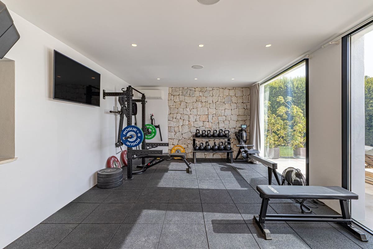 6 bedroom Villa for sale in Nueva Andalucia with garage - € 3,995,000 (Ref: 9099450)