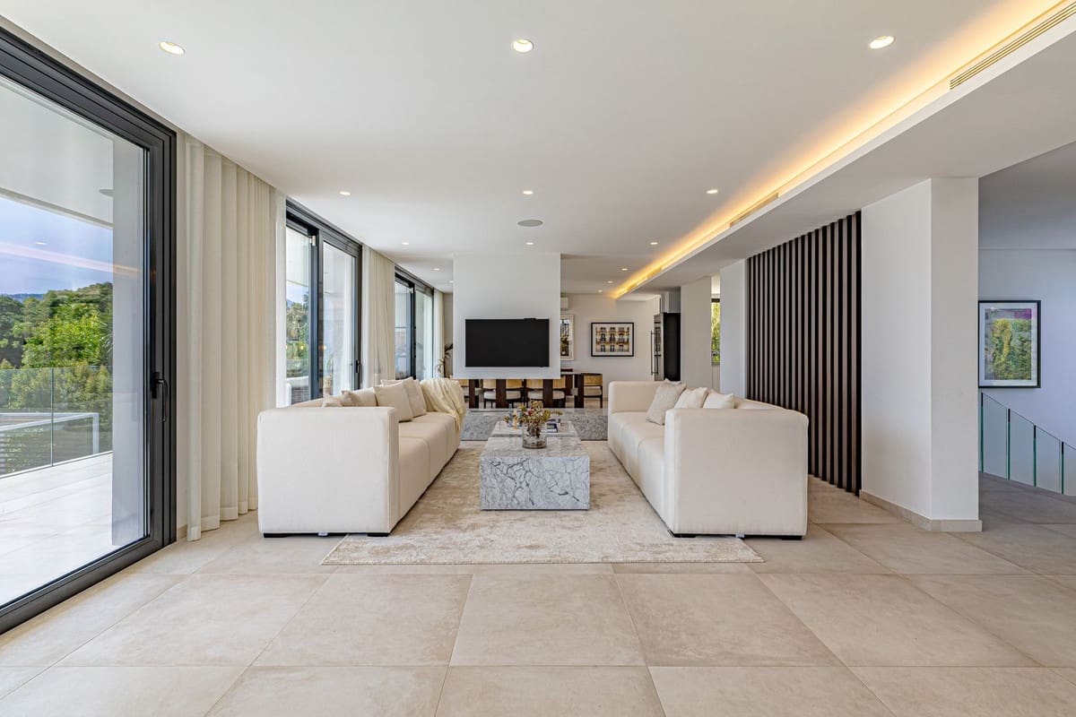 6 bedroom Villa for sale in Nueva Andalucia with garage - € 3,995,000 (Ref: 9099450)