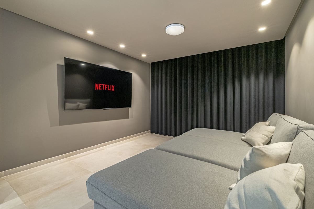 6 bedroom Villa for sale in Nueva Andalucia with garage - € 3,995,000 (Ref: 9099450)