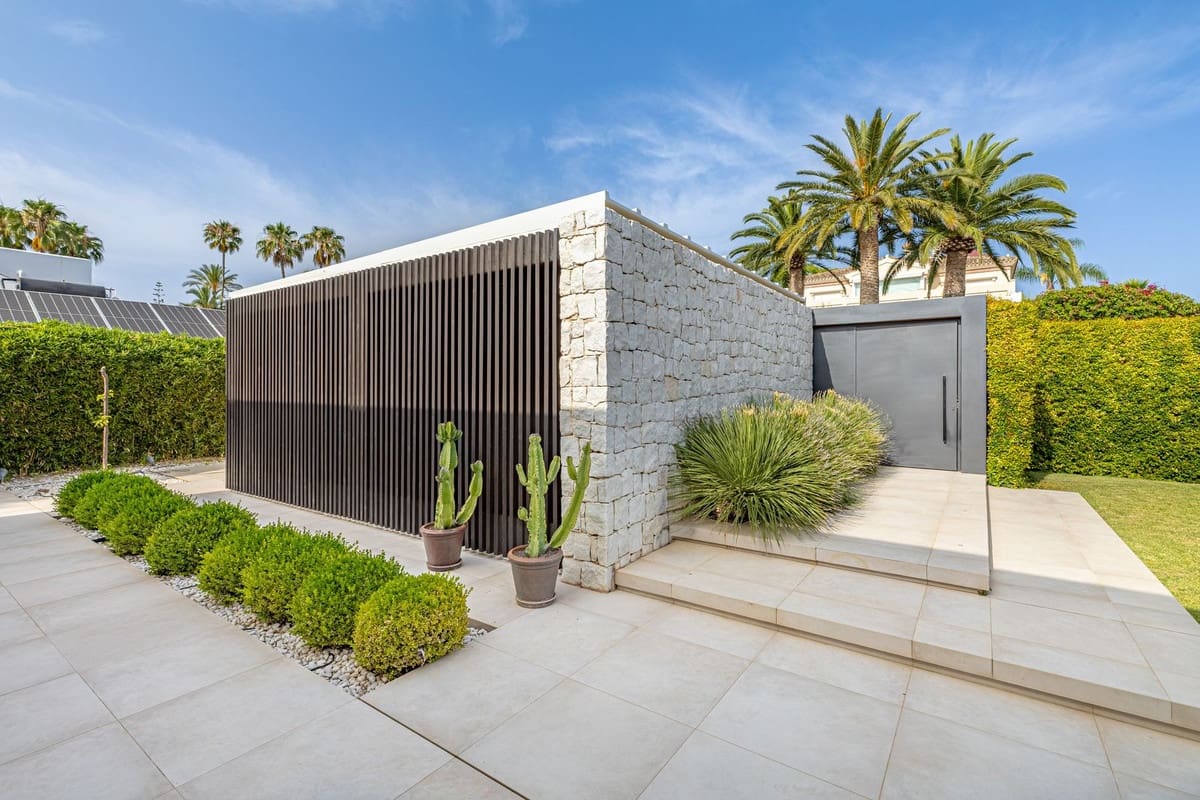 6 bedroom Villa for sale in Nueva Andalucia with garage - € 3,995,000 (Ref: 9099450)