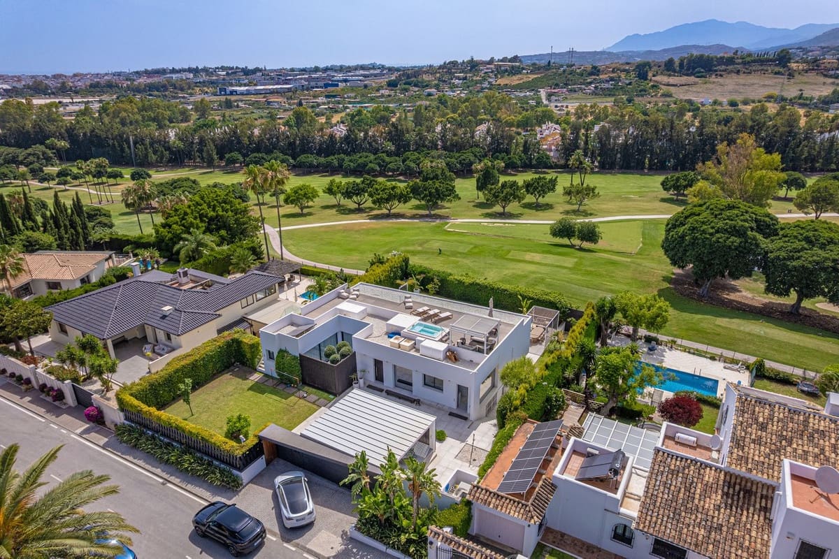 6 bedroom Villa for sale in Nueva Andalucia with garage - € 3,995,000 (Ref: 9099450)