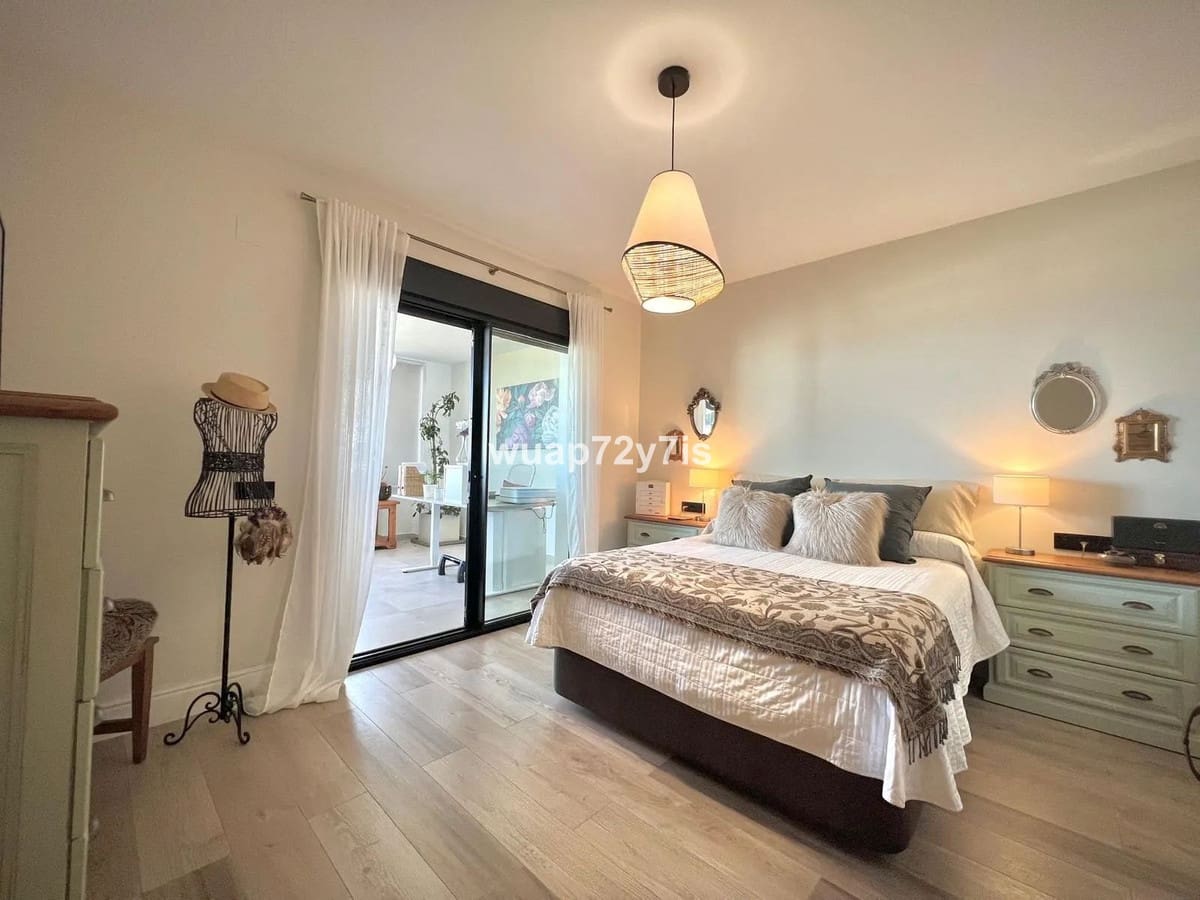 3 bedroom Apartment for sale in Estepona - € 860,000 (Ref: 9099451)