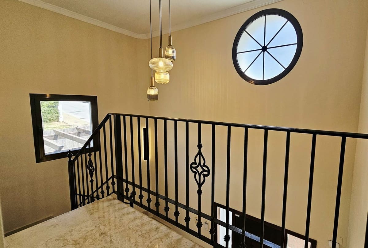 3 bedroom Villa for sale in Estepona with garage - € 950,000 (Ref: 9099456)