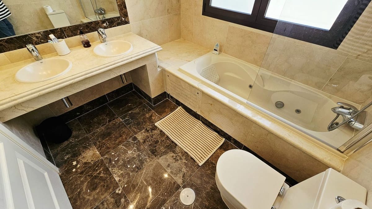 3 bedroom Villa for sale in Estepona with garage - € 950,000 (Ref: 9099456)