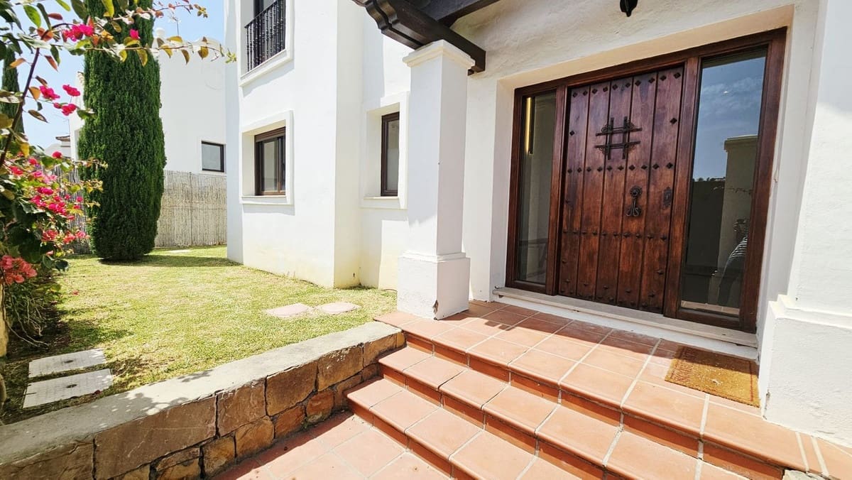 3 bedroom Villa for sale in Estepona with garage - € 950,000 (Ref: 9099456)