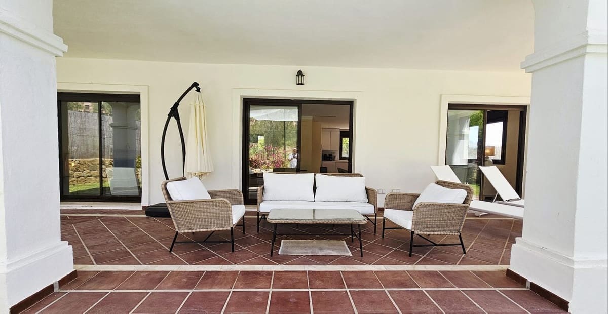 3 bedroom Villa for sale in Estepona with garage - € 925,000 (Ref: 9099456)