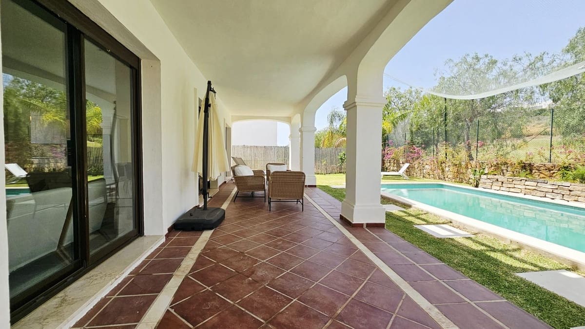 3 bedroom Villa for sale in Estepona with garage - € 925,000 (Ref: 9099456)