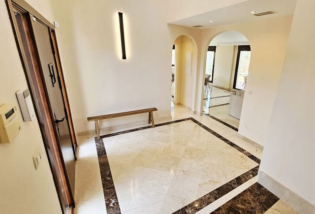 3 bedroom Villa for sale in Estepona with garage - € 925,000 (Ref: 9099456)