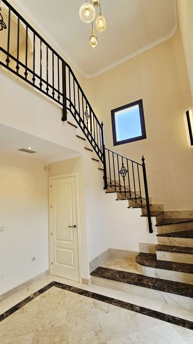 3 bedroom Villa for sale in Estepona with garage - € 925,000 (Ref: 9099456)