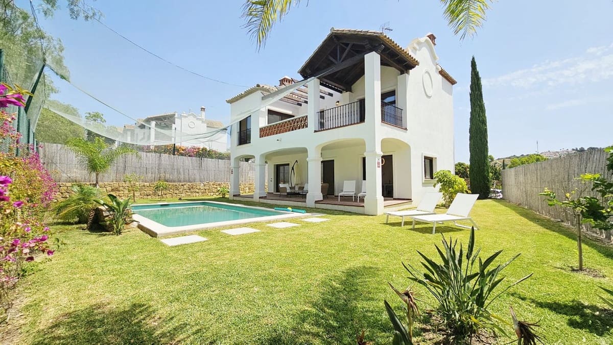 3 bedroom Villa for sale in Estepona with garage - € 925,000 (Ref: 9099456)