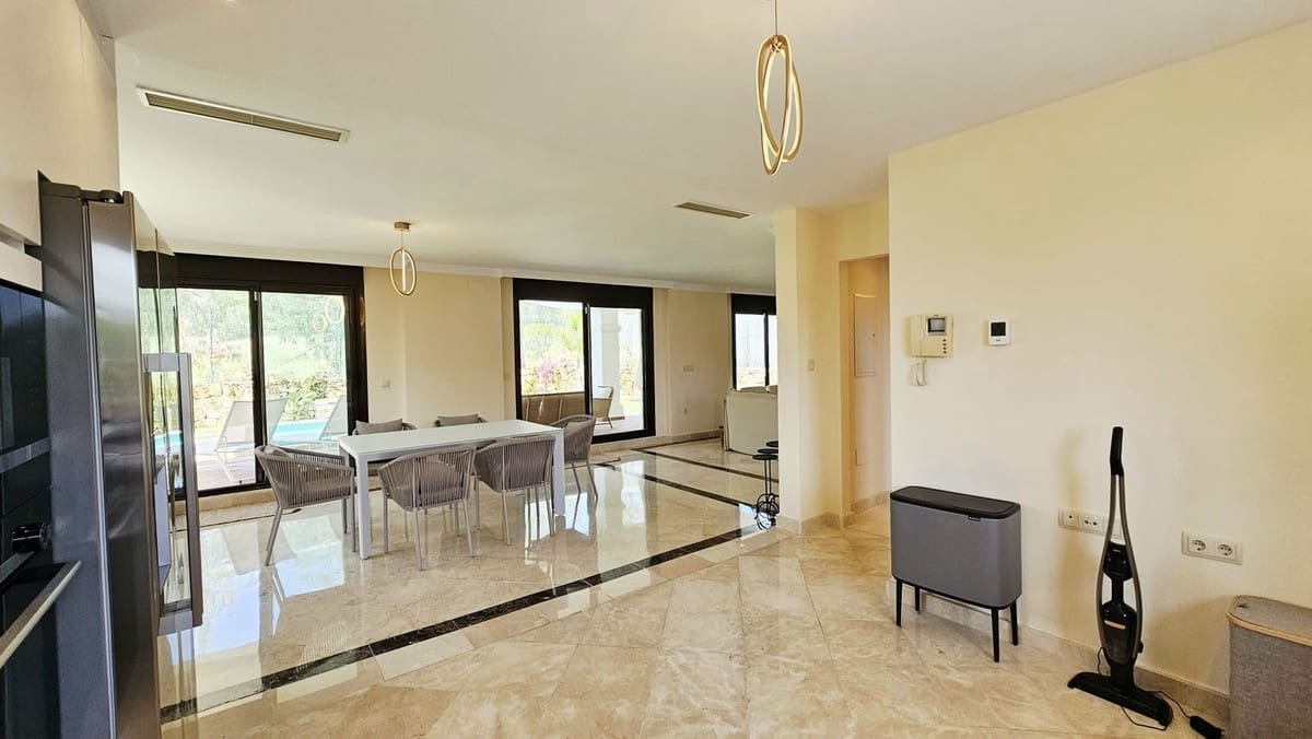 3 bedroom Villa for sale in Estepona with garage - € 925,000 (Ref: 9099456)