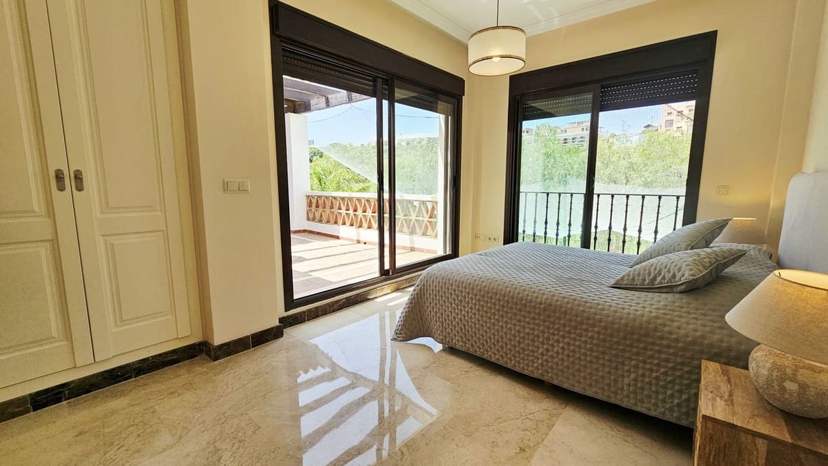 3 bedroom Villa for sale in Estepona with garage - € 925,000 (Ref: 9099456)