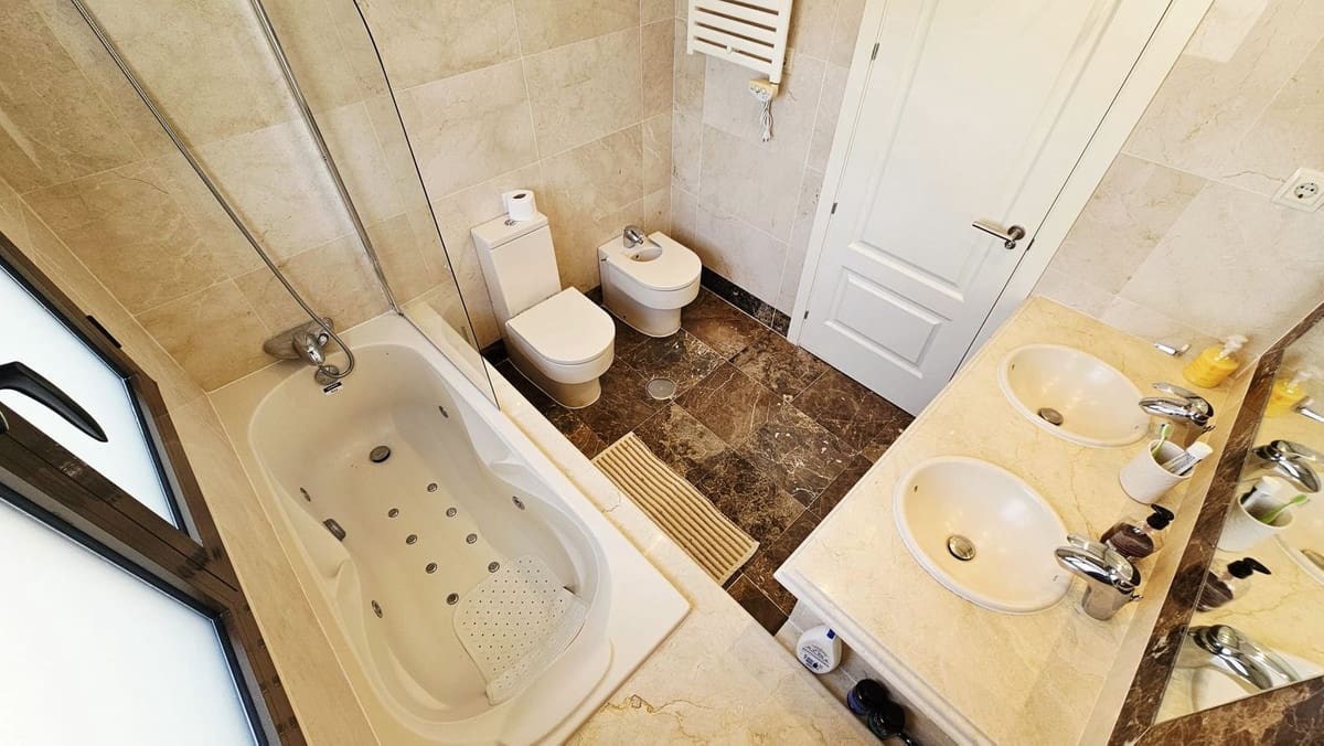 3 bedroom Villa for sale in Estepona with garage - € 925,000 (Ref: 9099456)
