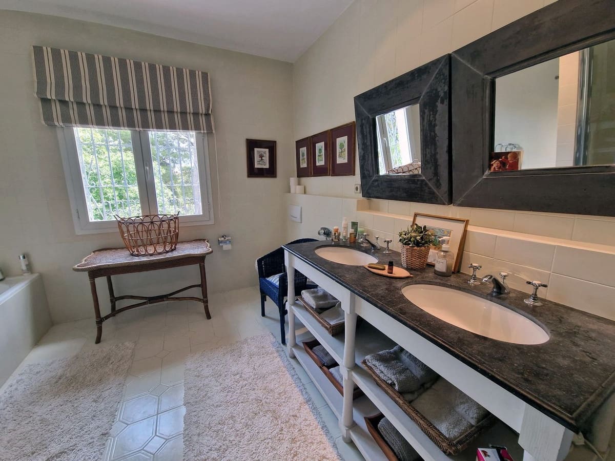 4 bedroom Villa for sale in Benahavis with garage - € 3,900,000 (Ref: 9099712)