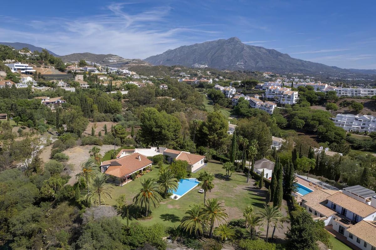 4 bedroom Villa for sale in Benahavis with garage - € 3,900,000 (Ref: 9099712)