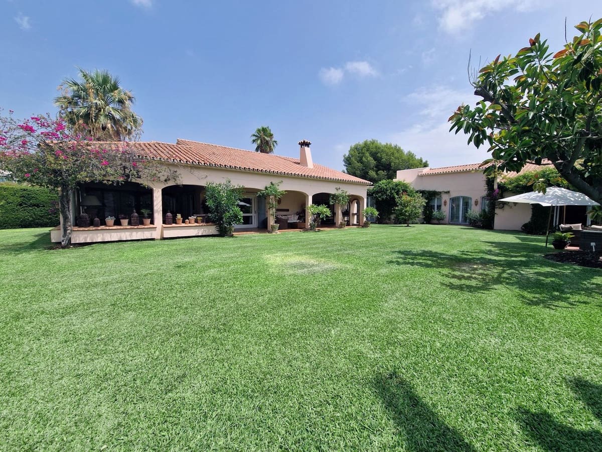 4 bedroom Villa for sale in Benahavis with garage - € 3,900,000 (Ref: 9099712)