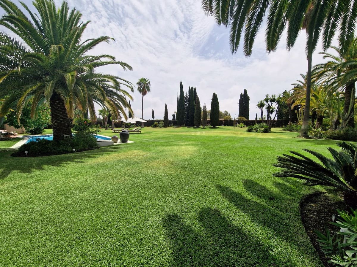 4 bedroom Villa for sale in Benahavis with garage - € 3,900,000 (Ref: 9099712)