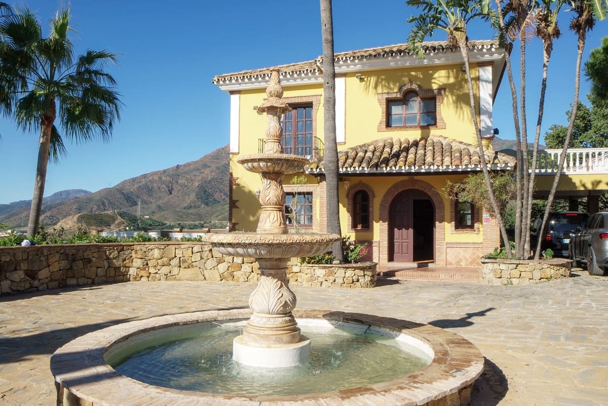 Chalet de 6 habitaciones en Estepona en venta - 1.395.000 € (Ref: 9099715)