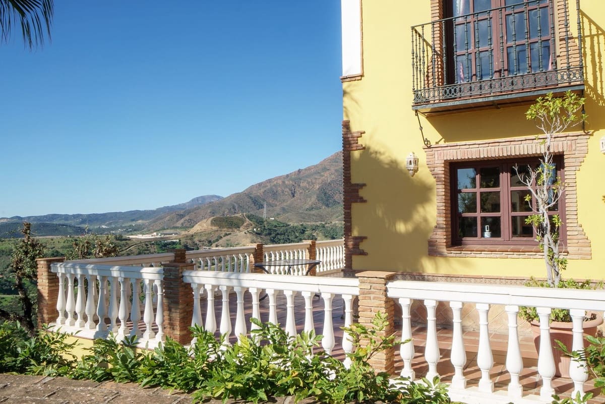 Chalet de 6 habitaciones en Estepona en venta - 1.395.000 € (Ref: 9099715)