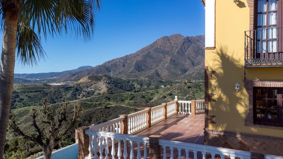 Chalet de 6 habitaciones en Estepona en venta - 1.395.000 € (Ref: 9099715)